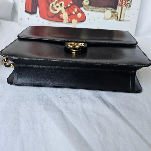 EUC vintage Chanel gold chain purse - Picture 17 of 17